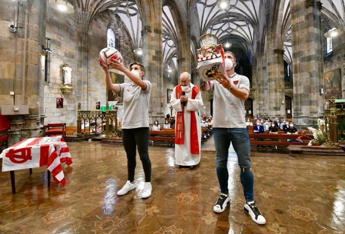 Iker Munian ha portado el trofeo de la Supercopa ante la Virgen de Begoña