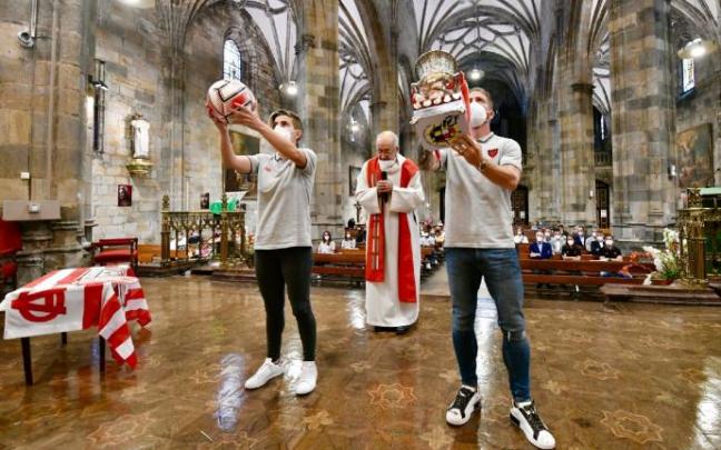 Iker Munian ha portado el trofeo de la Supercopa ante la Virgen de Begoña Iker Munian ha portado el trofeo de la Supercopa ante la Virgen de Begoña