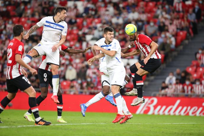 Raúl García remata para firmar el gol de la victoria frente al Alavés.