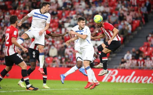 Raúl García remata para firmar el gol de la victoria frente al Alavés.