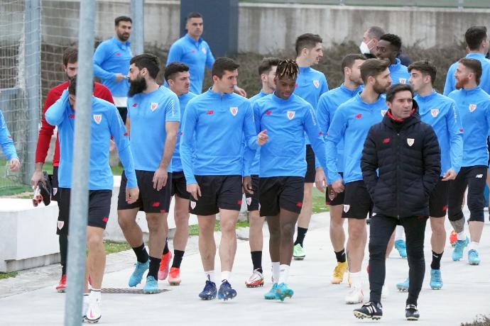 La plantilla del Athletic se dirige hacia el terreno de juego para realizar una sesión de entrenamiento en Lezama.