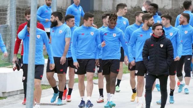 La plantilla del Athletic se dirige hacia el terreno de juego para realizar una sesión de entrenamiento en Lezama. La plantilla del Athletic se dirige hacia el terreno de juego para realizar una sesión de entrenamiento en Lezama.