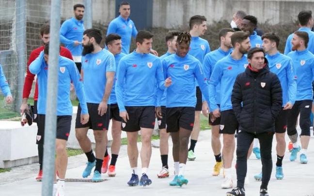 La plantilla del Athletic se dirige hacia el terreno de juego para realizar una sesión de entrenamiento en Lezama.