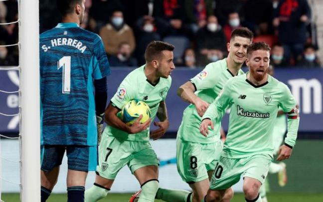 Alex Berenguer coge el esférico nada más marcar Oihan Sancet el primero de sus tres tantos.