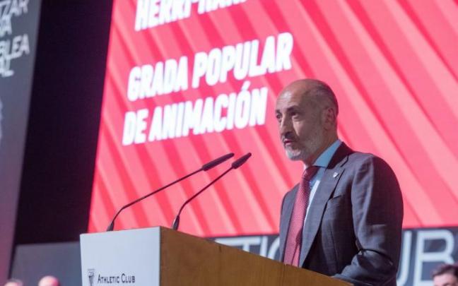 Aitor Elizegi interviene ante los compromisarios en su discurso inicial en la Asamblea Extraordinaria. Aitor Elizegi interviene ante los compromisarios en su discurso inicial en la Asamblea Extraordinaria.