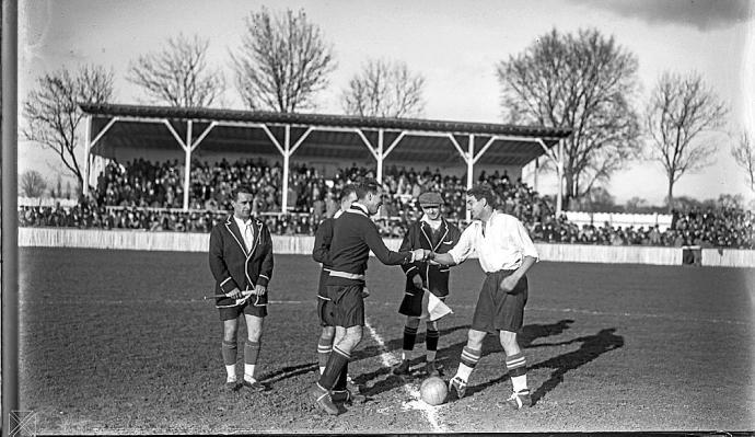 11 de diciembre de 1927. Primer partido oficial del Athletic en Mendizorroza (0-0). Los capitanes de ambos equipos, Carmelo Goyenechea (Athletic) (izda.) y Antero (Deportivo Alavés) (dcha.), se saludan ante la mirada del colegiado Arturo Picó (vizcaíno) y