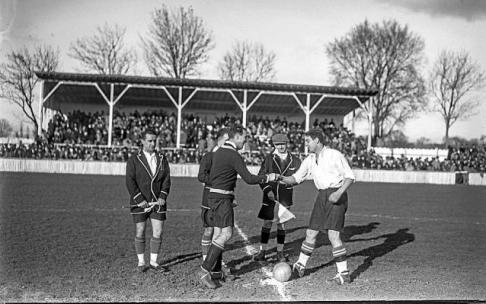 11 de diciembre de 1927. Primer partido oficial del Athletic en Mendizorroza (0-0). Los capitanes de ambos equipos, Carmelo Goyenechea (Athletic) (izda.) y Antero (Deportivo Alavés) (dcha.), se saludan ante la mirada del colegiado Arturo Picó (vizcaíno) y