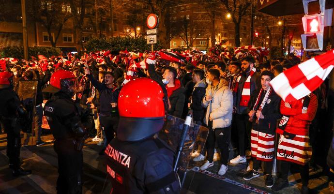 Aficionados esperando en los aledaños del estadio del Athletic