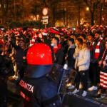 Aficionados esperando en los aledaños del estadio del Athletic