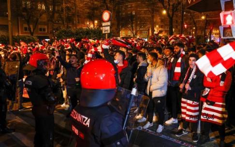 Aficionados esperando en los aledaños del estadio del Athletic