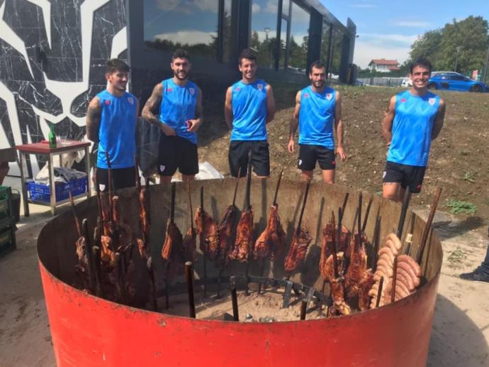 Marcelino organizó una comida tras el entrenamiento del Athletic con productos asturianos