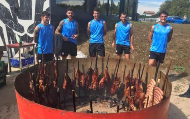 Marcelino organizó una comida tras el entrenamiento del Athletic con productos asturianos Marcelino organizó una comida tras el entrenamiento del Athletic con productos asturianos