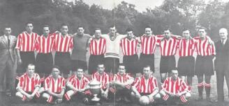 Imagen de la plantilla del Athletic en 1933, con Míster Pentland, de pie, el primero a la derecha.