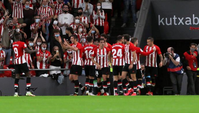 Los jugadores del Athletic celebran el gol de la victoria frente al Alavés