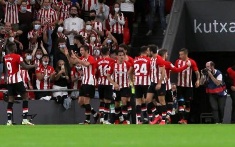 Los jugadores del Athletic celebran el gol de la victoria frente al Alavés
