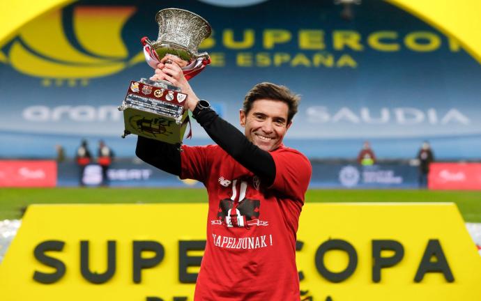 Marcelino García Toral levanta el título de la Supercopa que ganó el año pasado pocos días después de llegar al banquillo del Athletic.