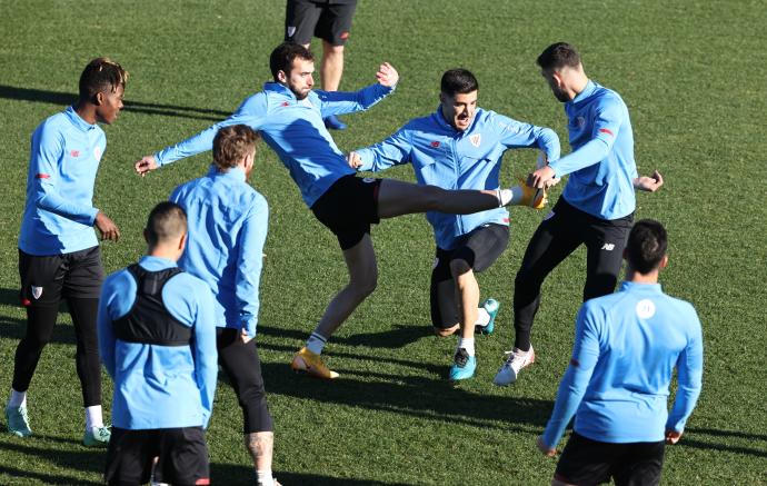 Iñigo Lekue trata de disputar un balón en un rondo ante Yuri Berchiche y Unai Nuñez.