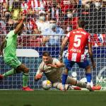 Unai Simón ataja un balón ante la presencia del colchonero De Paul y con la ayuda de Iñigo Lekue. Unai Simón ataja un balón ante la presencia del colchonero De Paul y con la ayuda de Iñigo Lekue.
