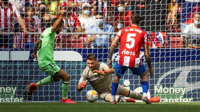 Unai Simón ataja un balón ante la presencia del colchonero De Paul y con la ayuda de Iñigo Lekue. Unai Simón ataja un balón ante la presencia del colchonero De Paul y con la ayuda de Iñigo Lekue.