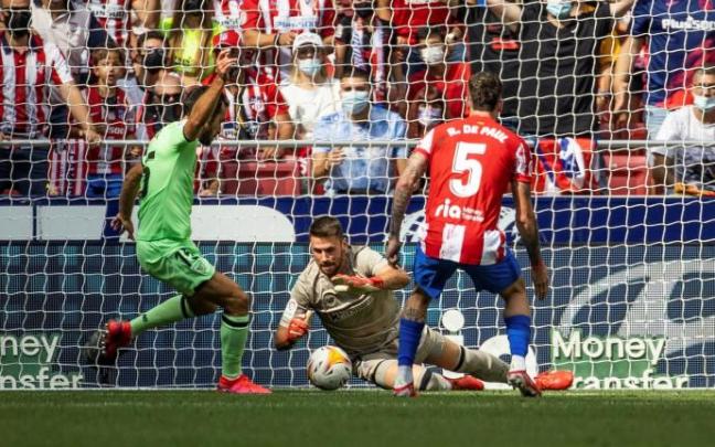 Unai Simón ataja un balón ante la presencia del colchonero De Paul y con la ayuda de Iñigo Lekue. Unai Simón ataja un balón ante la presencia del colchonero De Paul y con la ayuda de Iñigo Lekue.