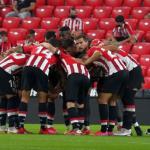 Los futbolistas del Athletic hacen piña en el inicio del encuentro frente al Mallorca. Los futbolistas del Athletic hacen piña en el inicio del encuentro frente al Mallorca.