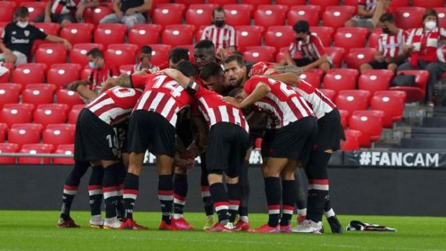 Los futbolistas del Athletic hacen piña en el inicio del encuentro frente al Mallorca. Los futbolistas del Athletic hacen piña en el inicio del encuentro frente al Mallorca.