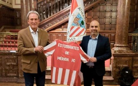 El acto institucional hace un año entre el Athletic y el Estudiantes de Mérida. En las otras dos imágenes, la placa de ese acto y la réplica de la primera camiseta de Estudiantes. El acto institucional hace un año entre el Athletic y el Estudiantes de Mérida. En las otras dos imágenes, la placa de ese acto y la réplica de la primera camiseta de Estudiantes.