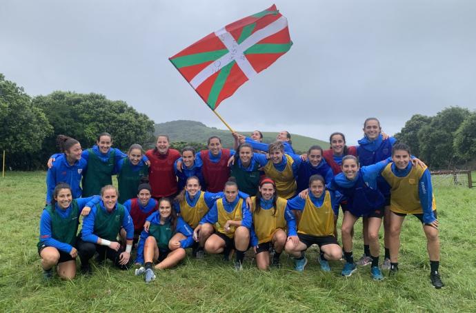 Las jugadoras de la primera plantilla del Athletic ondean la ikurriña tras terminar las pruebas.