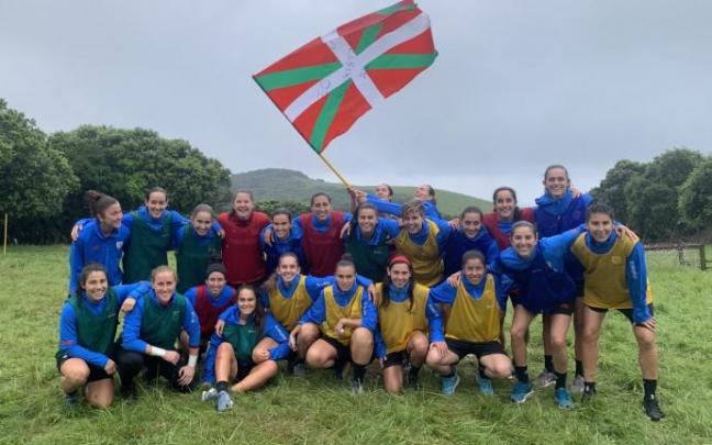 Las jugadoras de la primera plantilla del Athletic ondean la ikurriña tras terminar las pruebas.