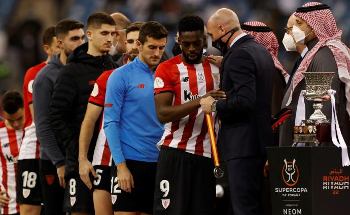 Los jugadores del Athletic, con Iñaki Williams en primer término, reciben cabizbajos la medalla de subcampeones de la Supercopa tras perder la final ante el Real Madrid.