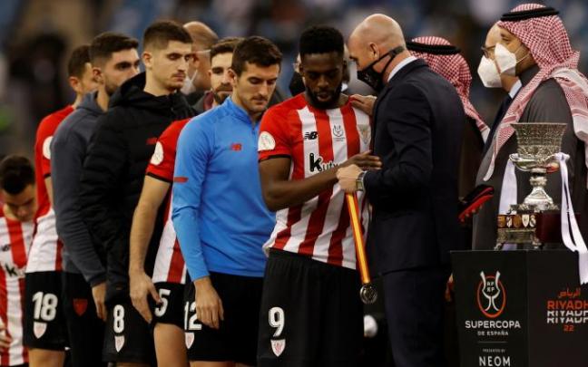 Los jugadores del Athletic, con Iñaki Williams en primer término, reciben cabizbajos la medalla de subcampeones de la Supercopa tras perder la final ante el Real Madrid.