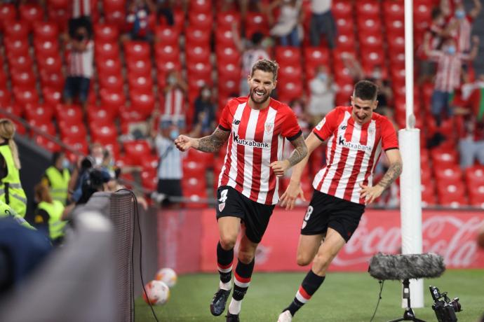 Iñigo Martínez celebra junto a Oihan Sancet el tanto que logró en el encuentro de la segunda jornada frente al Barcelona