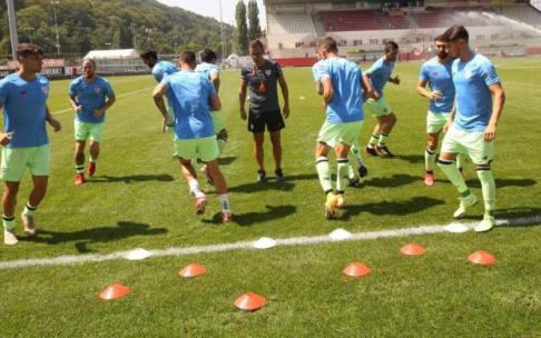 El Athletic calienta en el campo de Winterthur