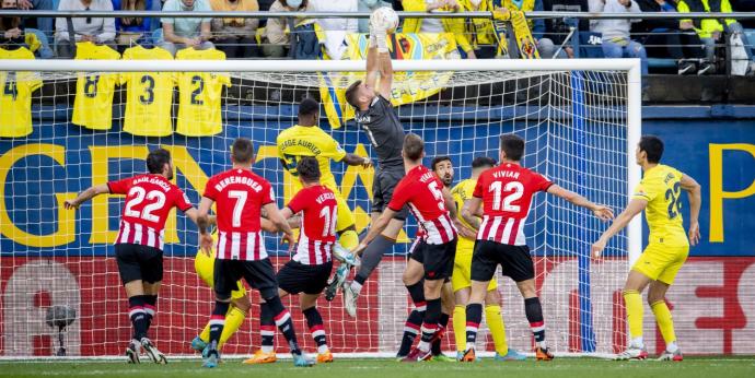 Unai Simón atrapa un balón por alto en una de las acciones del encuentro del sábado en La Cerámica.