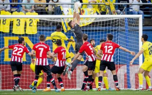 Unai Simón atrapa un balón por alto en una de las acciones del encuentro del sábado en La Cerámica.