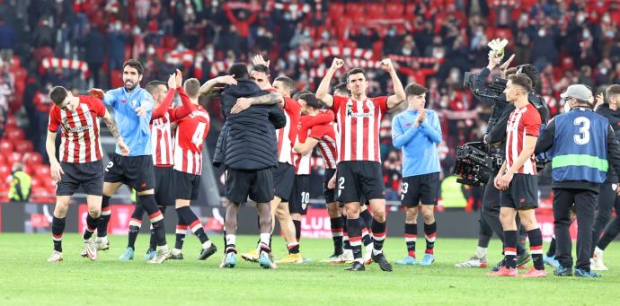 Los futbolistas del Athletic festejan la goleada que infligieron a la Real Sociedad en el derbi del domingo.