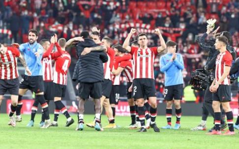 Los futbolistas del Athletic festejan la goleada que infligieron a la Real Sociedad en el derbi del domingo.