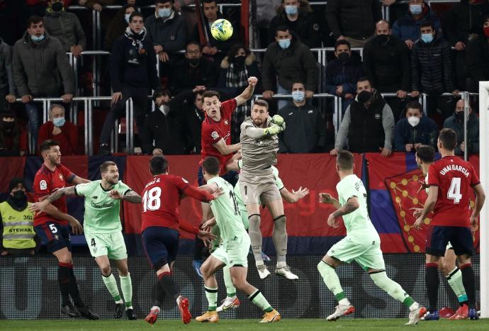 Unai Simón despeja de puños ante la oposición de Budimir en el Osasuna-Athletic celebrado en El Sadar.