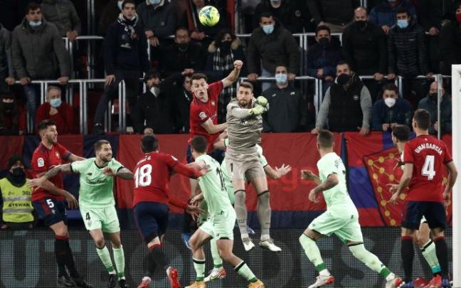 Unai Simón despeja de puños ante la oposición de Budimir en el Osasuna-Athletic celebrado en El Sadar. Unai Simón despeja de puños ante la oposición de Budimir en el Osasuna-Athletic celebrado en El Sadar.