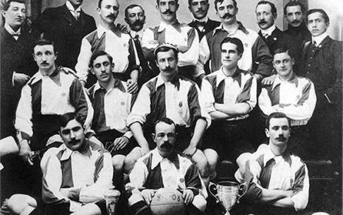 La formación habitual del Athletic durante el año 1903, donde se conquistó la Copa tras ganar primero 4-0 al Espanyol y después por 3-2 ante el Real Madrid