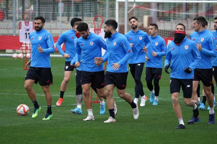 Los jugadores del Athletic se ejercitan durante la sesión celebrada en Lezama.