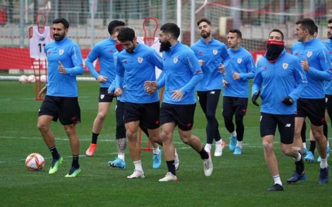 Los jugadores del Athletic se ejercitan en Lezama.