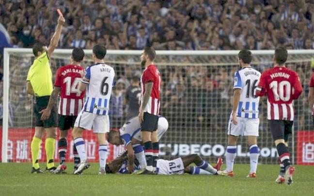 Martínez Munuera expulsa a Iñigo Martínez en el derbi de la primera vuelta Martínez Munuera expulsa a Iñigo Martínez en el derbi de la primera vuelta