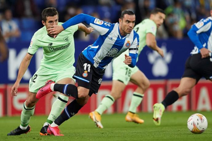 Vivian, durante el partido de este martes ante el Espanyol, duelo en el que se lesionó.