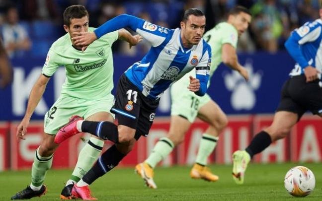 Vivian, durante el partido de este martes ante el Espanyol, duelo en el que se lesionó.