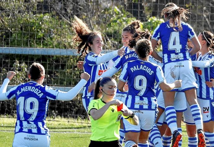 Las jugadoras de la Real celebran el gol de Bárbara, que les dio el triunfo ante el Athletic en Zubieta. Foto: Efe