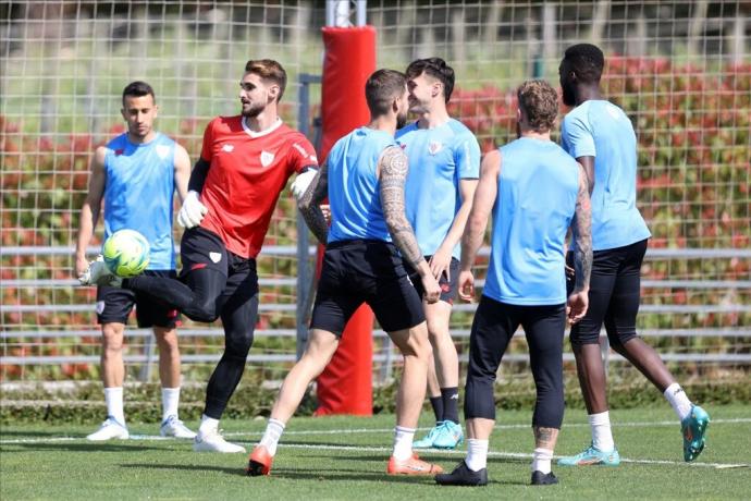 Varios jugadores del Athletic durante el entrenamiento de este miércoles en Lezama para preparar el partido ante el Sevilla