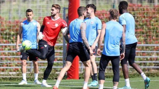 Varios jugadores del Athletic durante el entrenamiento de este miércoles en Lezama para preparar el partido ante el Sevilla Varios jugadores del Athletic durante el entrenamiento de este miércoles en Lezama para preparar el partido ante el Sevilla