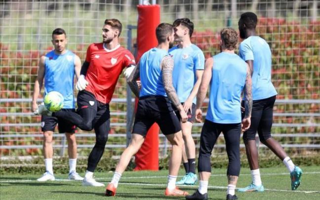 Varios jugadores del Athletic durante el entrenamiento de este miércoles en Lezama para preparar el partido ante el Sevilla Varios jugadores del Athletic durante el entrenamiento de este miércoles en Lezama para preparar el partido ante el Sevilla