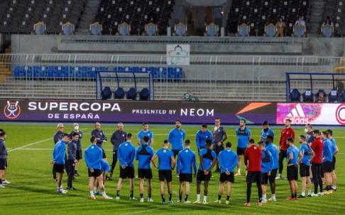 Marcelino da sus primeras instrucciones al inicio del entrenamiento de los rojiblancos Marcelino da sus primeras instrucciones al inicio del entrenamiento de los rojiblancos